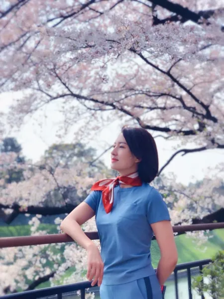 美女主持张蕾真是越活越年轻，彩虹百褶裙秀舞姿，扎马尾辫似少女